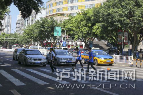 四川警察學(xué)院前的斑馬線沒(méi)有紅綠燈，但過(guò)往車輛見(jiàn)到有行人過(guò)斑馬線都會(huì)禮讓行人